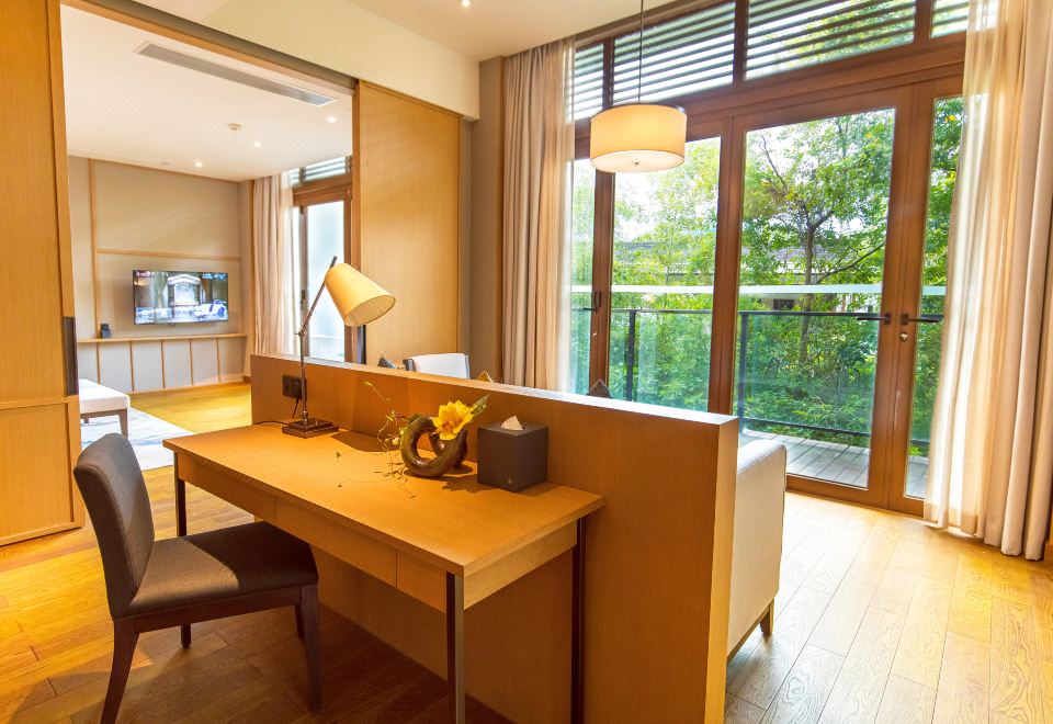 秋山居·畔山豪华套房丨180°山景阳台