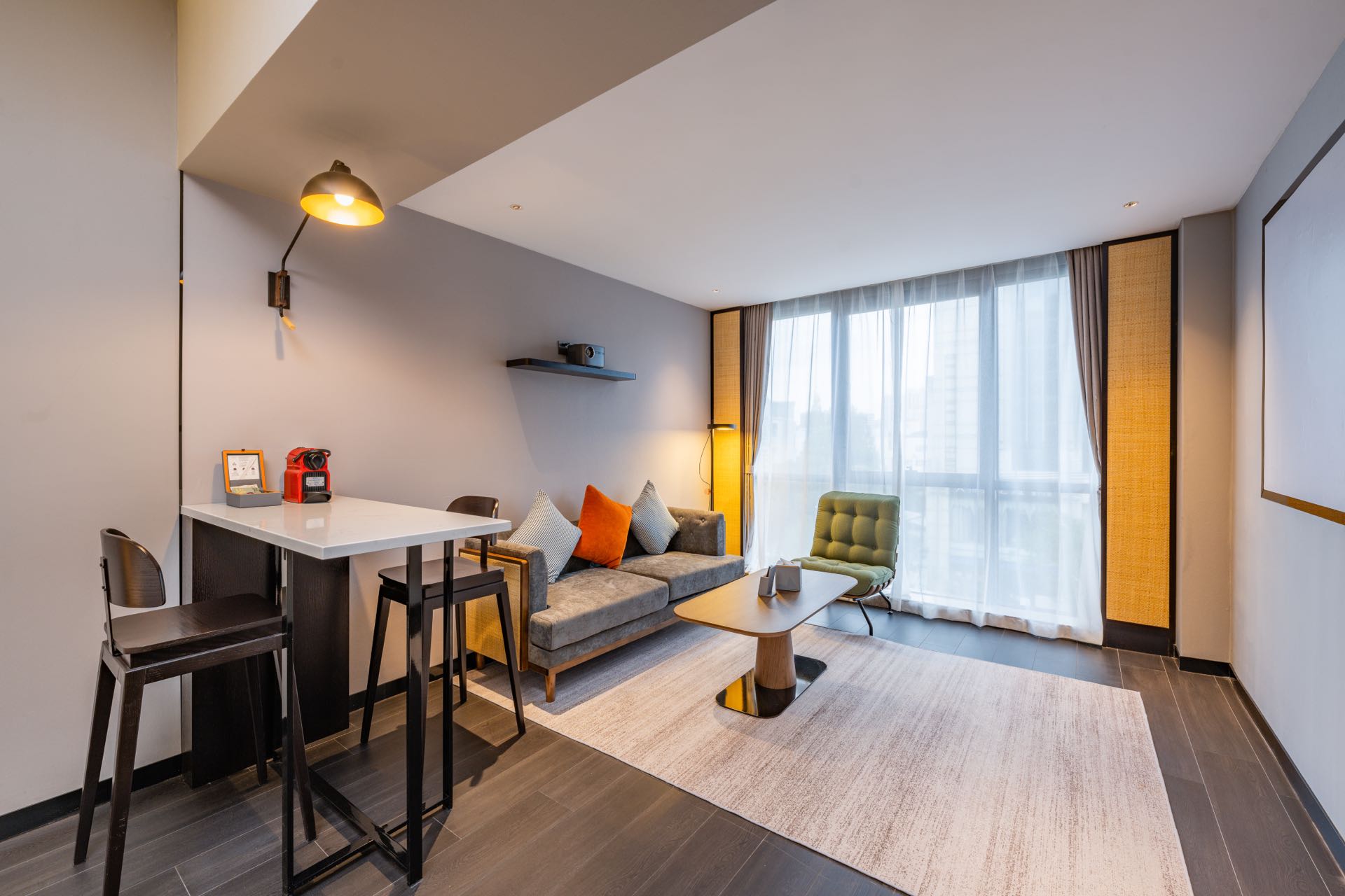 行政影音大床房（高清投影+戴森吹风机+网红浴袍+冰箱）