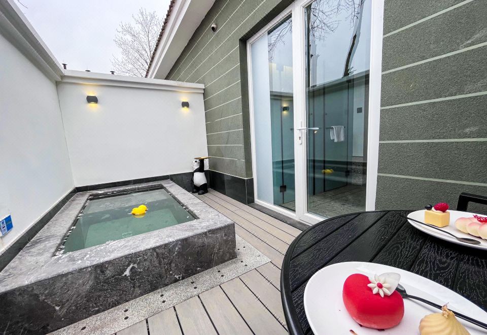 Beijing Placid Lake Resort HotelConnected Yards With Private Hot Spring