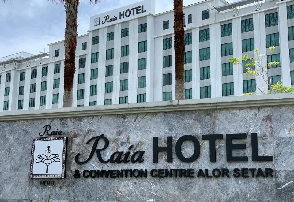 "a large building with a sign that reads "" ritz hotel & convention centre alor setat "" in front of it" at Raia Hotel & Convention Centre Alor Setar