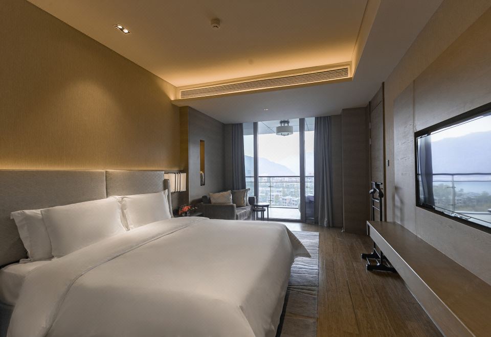 豪华房（超大床+湖景带阳台）