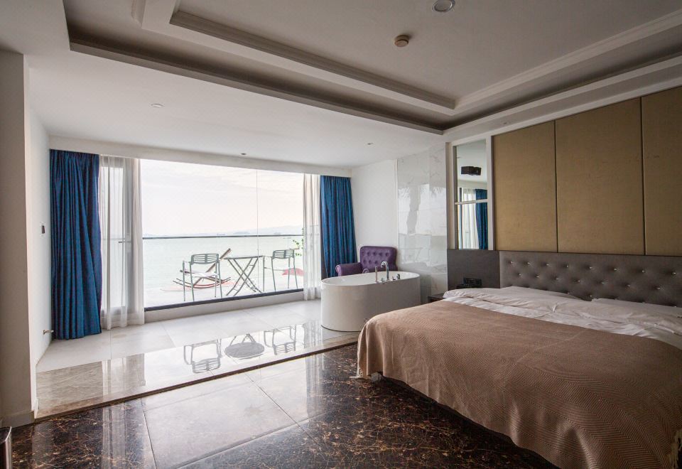 Miye Sea-view Holiday VillaUnparalleled Sea View Bath Balcony Room (180° Sea View + Marshall 3rd Gen Wireless Speaker + Xi Lai Men Deep Sleep Latex Pillow + Skin-Friendly Long Staple Cotton Linens + Smart Toilet + Tub)