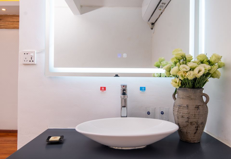 Kunming Ximeng Ayu Sheye Homestay (Changshui International Airport Branch)Shiguang Biyou Yilan Bay Double Bed Room (Electric Curtains + Smart Toilet + Smart Butler + Constant Temperature Bath)