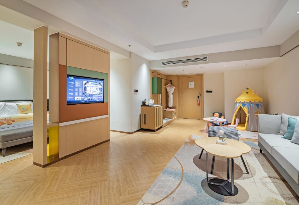 假日亲子套房（落地窗、智能语音系统、小冰箱）