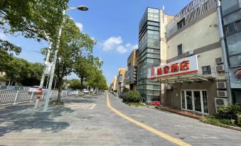 Home Inn (Shanghai Hongqiao National Exhibition and Convention Center Xuying Road Metro Station)