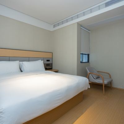 商務大床房（65寸可投屏電視+迷你冰箱+KINGKOLL床墊） 全季飯店（黃山黟縣宏村風景區店）優惠