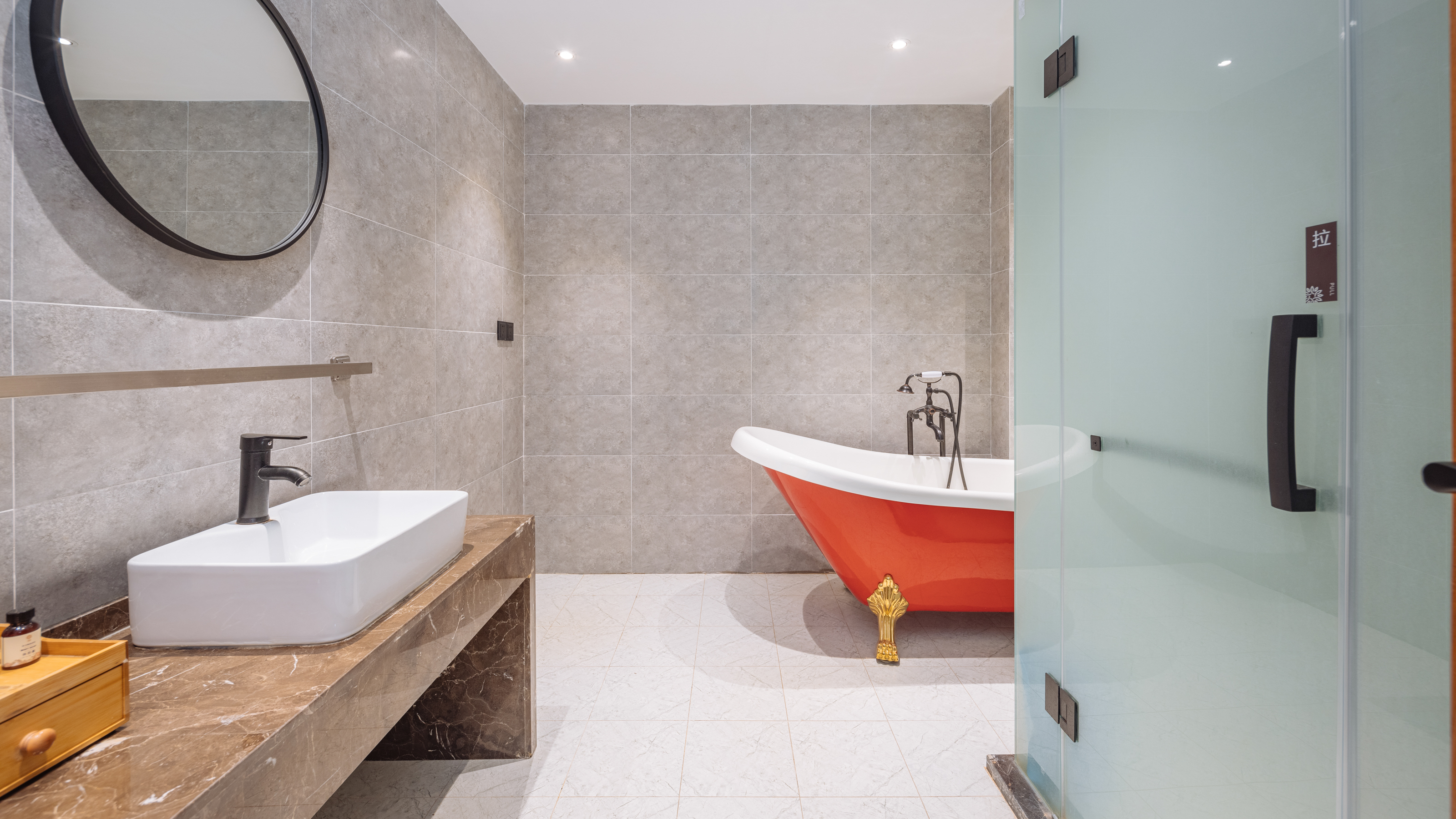 纱幔-浴缸家庭房