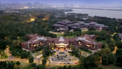 East Lake Hotel Отели в г. 
