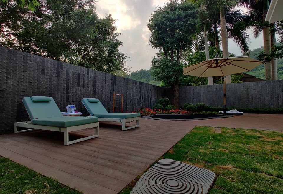 泉悦7号?花园美景两房别墅&高档家俱配套&超大私汤泡池