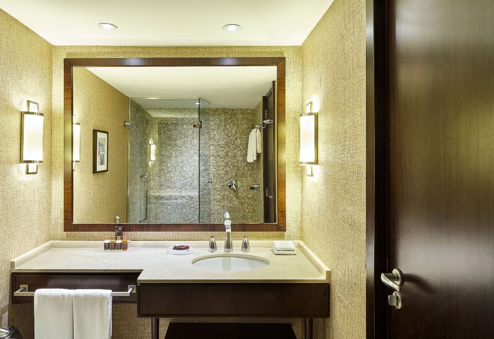 低层海滨豪华两张双人床房 （带阳台）