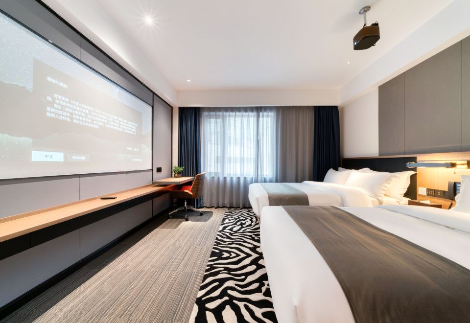 巨幕影音親子家庭房（極米百寸1080P投屏觀影+智能馬桶）