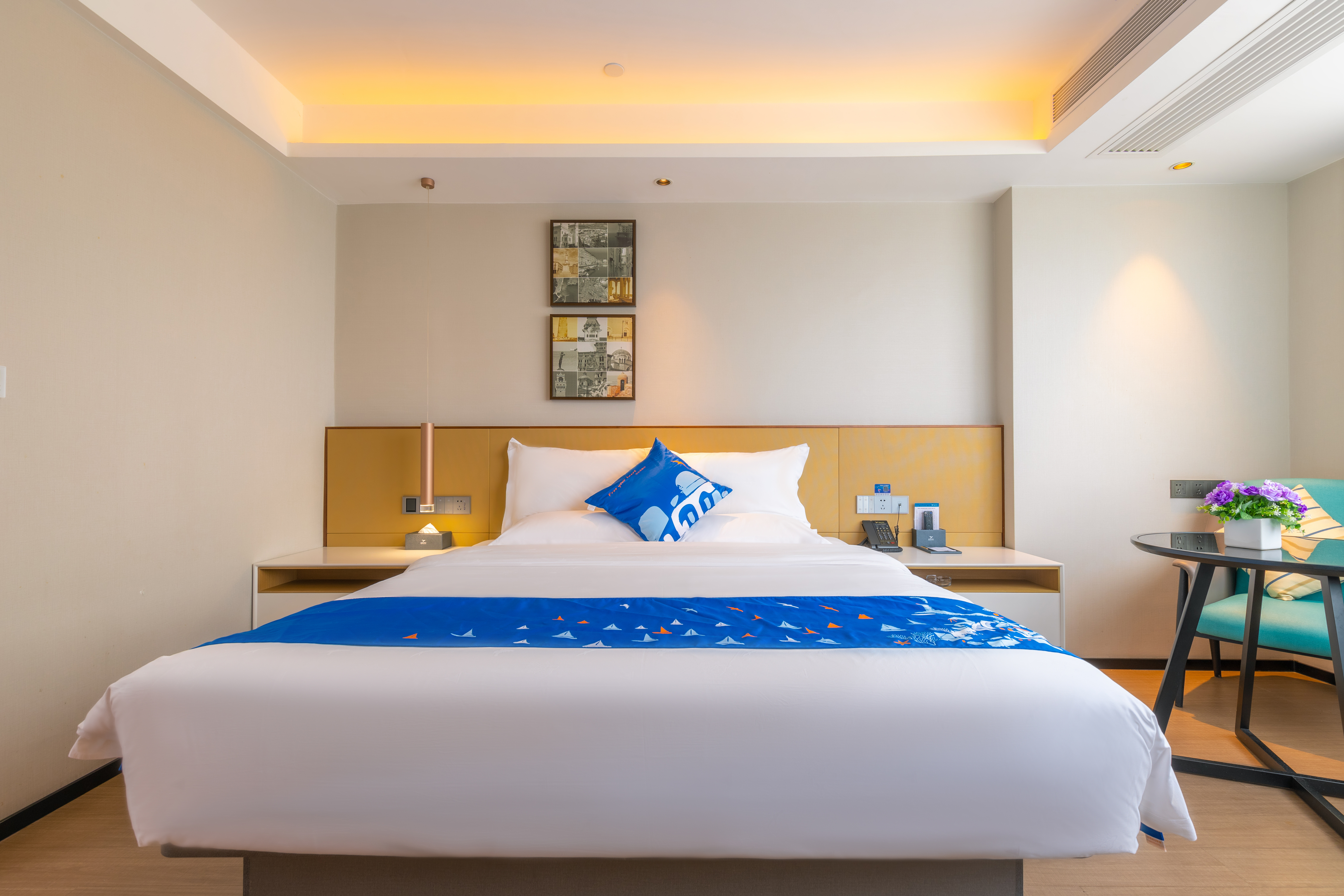 雅致大床房（电视投屏+办公桌椅+婚房布置）