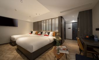 A spacious, contemporary bedroom with a double bed and a generous sitting area located on the top floor at Foshan Lushan Hotel (Shunde Qinghuiyuan)