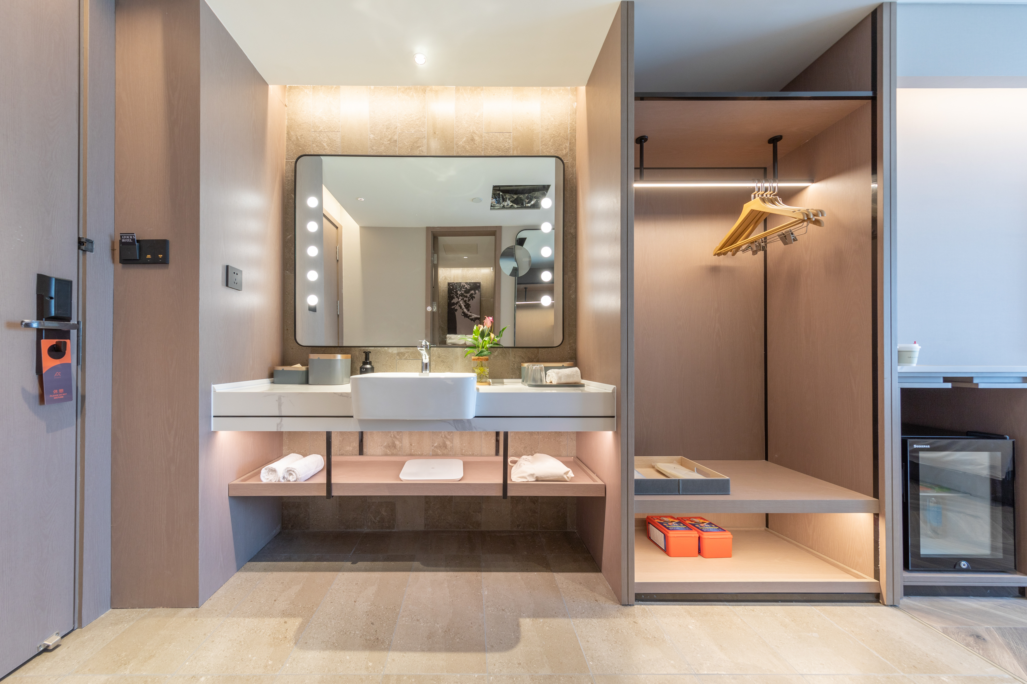 高级大床房（小冰箱-徕芬吹风机-投屏电视）