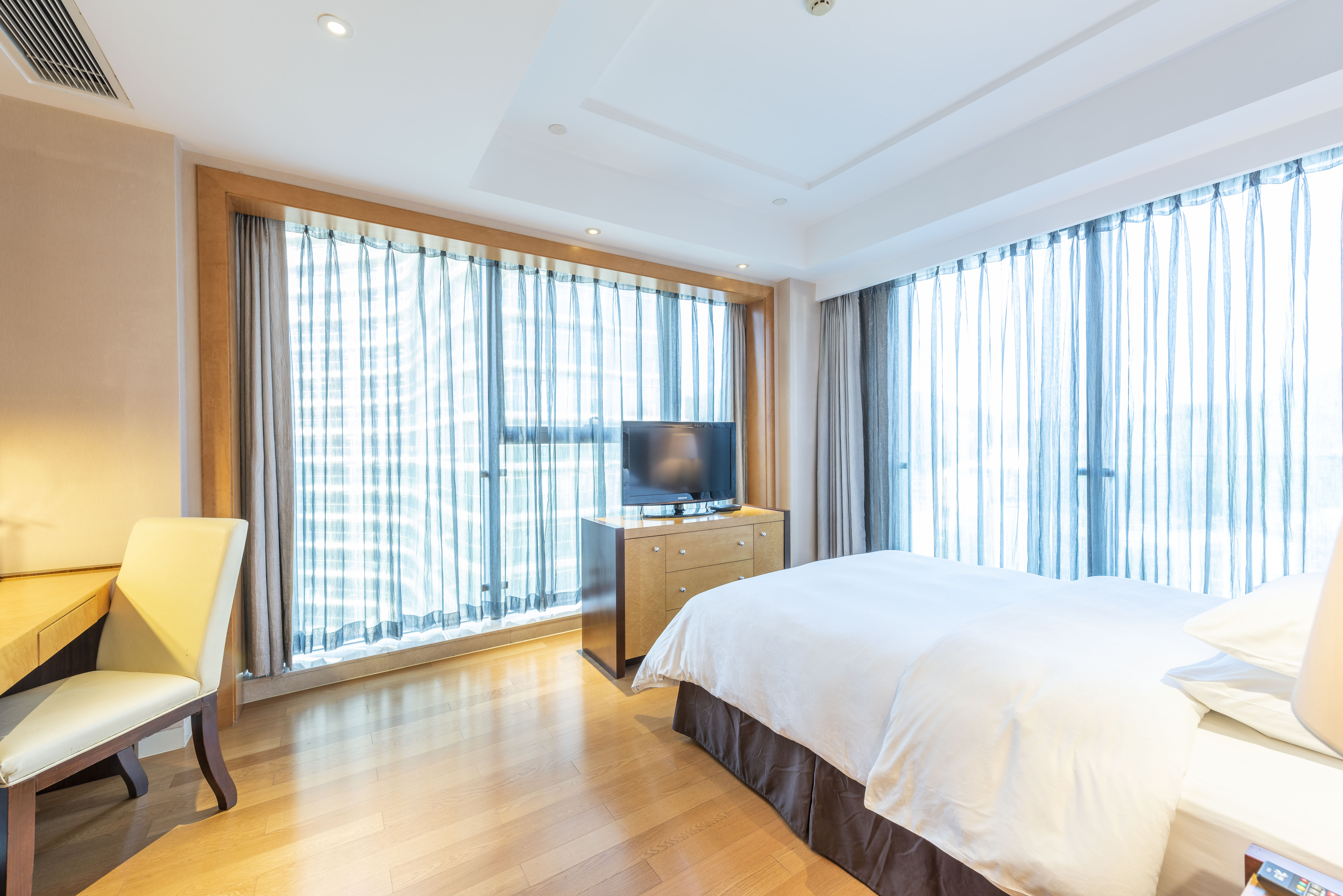 5号楼湖景三卧室套房