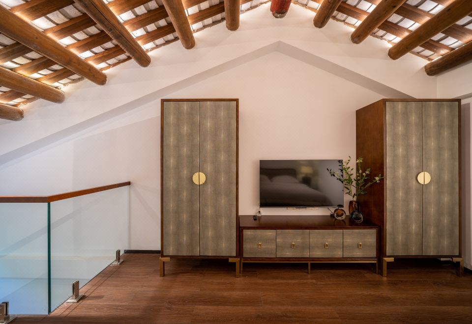 Floral Hotel·Yinlu hotel  (Huitong Ancient Village Shop, Tangjiawan Town, Zhuhai)Pinming Ge Loft Suite With Separate Living Room