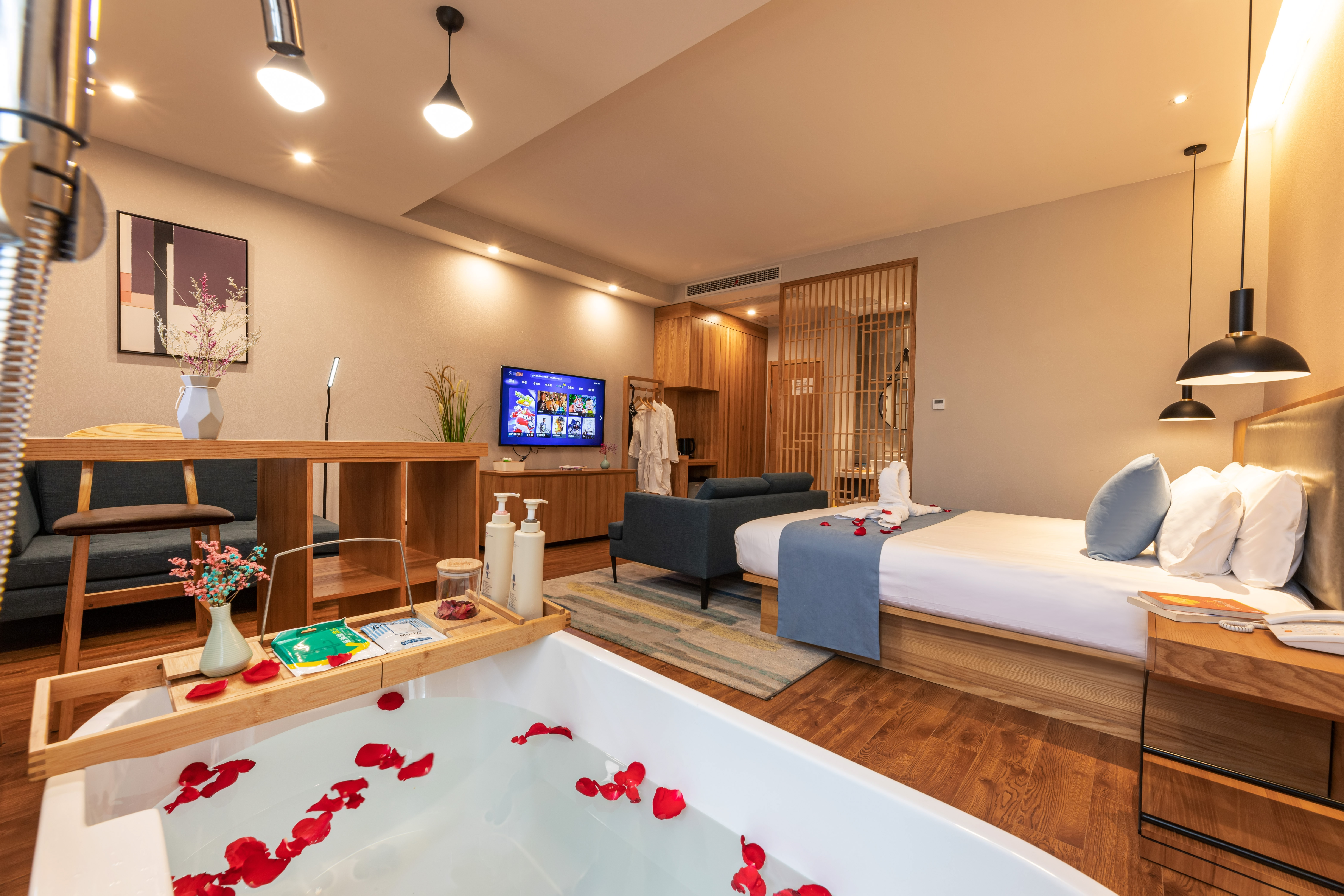 精选浴缸大床房（轻享浴缸+投屏电视+阿道夫洗护套装）