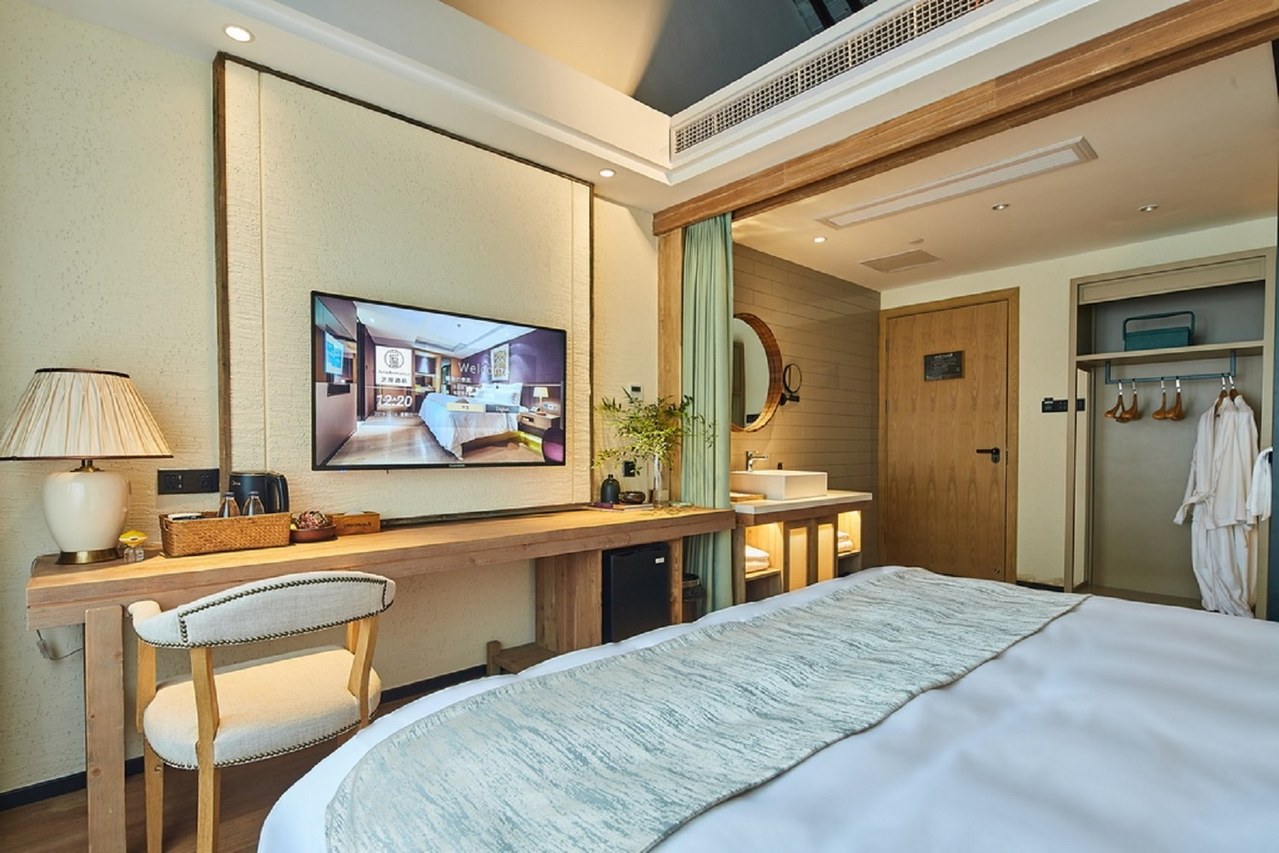 Yiman Hotel (Suzhou Guanqianjie Pingjiang Road Scenic Area)临河大床房（智能声控+小冰箱+乐家衞浴）