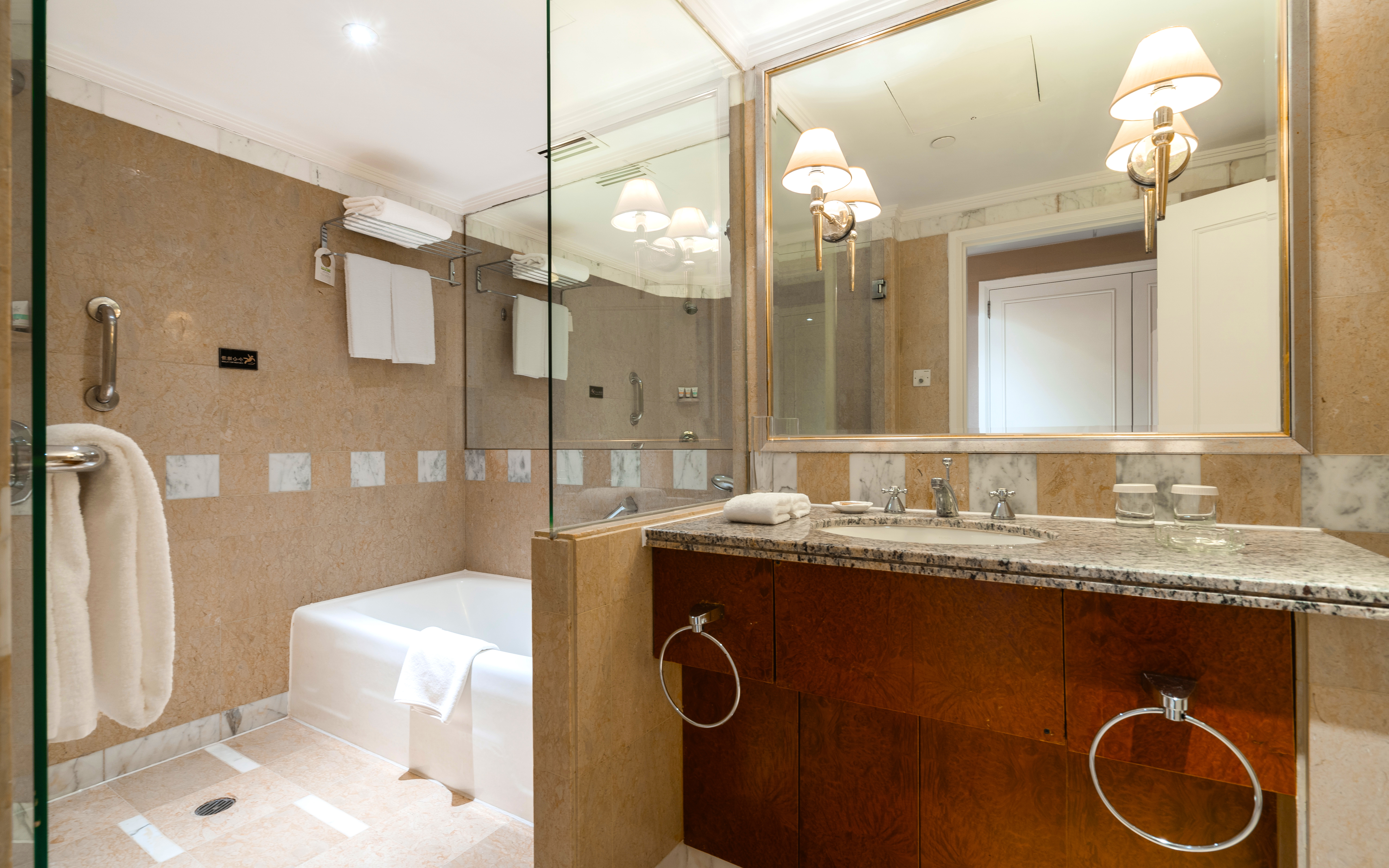 行政城景双床房「小米电视+高空城景+Minibar」