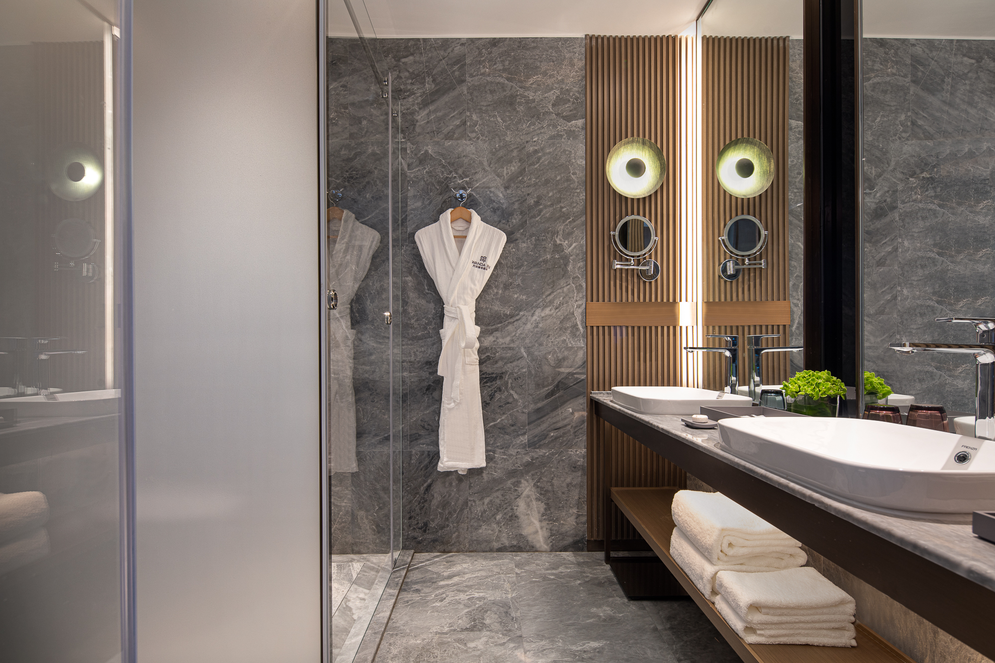 豪华大床房（繁华街景+落地窗+AccaKappa洗护）