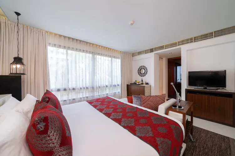 ห้องสวีทริมทะเลพร้อมระเบียงและจากุซซี่