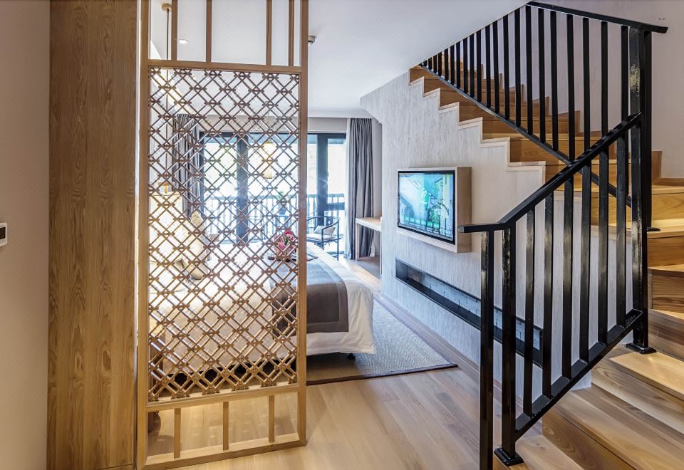 阳台复式家庭房