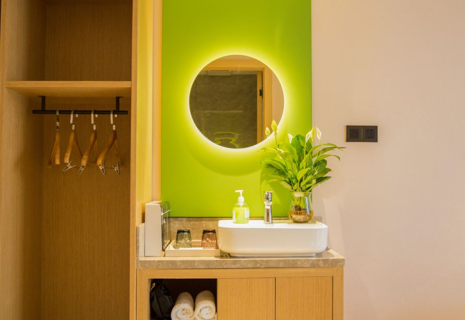 Light Luxury Queen Room