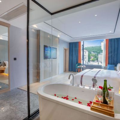 拾漫·兩室豪華浴缸親子套房（遠眺獅子山夜景+TOTO設計師深泡大浴缸+高級深眠零壓床墊+TOTO智能馬桶） 拾然酒店（麗江古城南門木府店）優惠