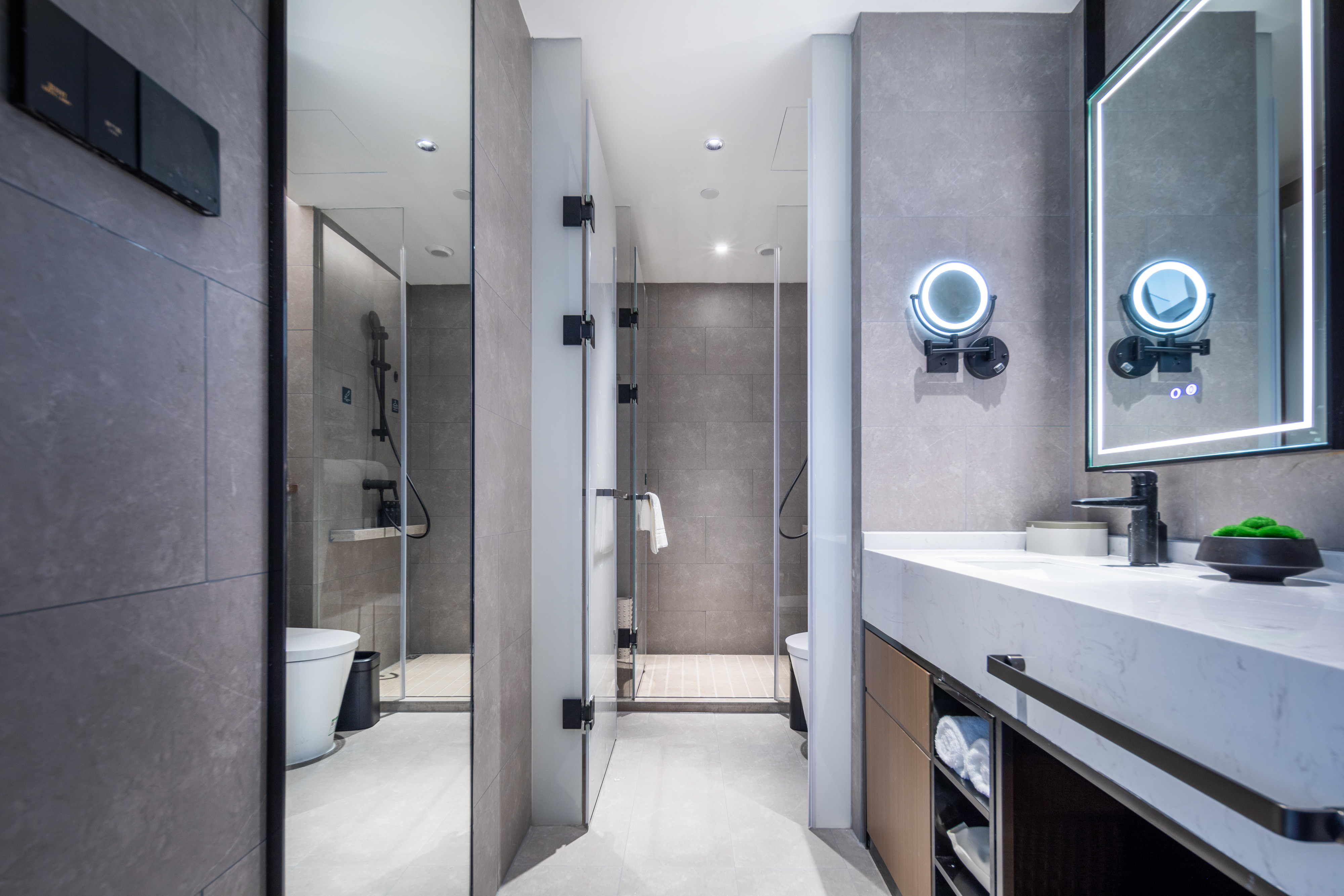 高级双床房（55寸投屏电视+迷你冰箱）