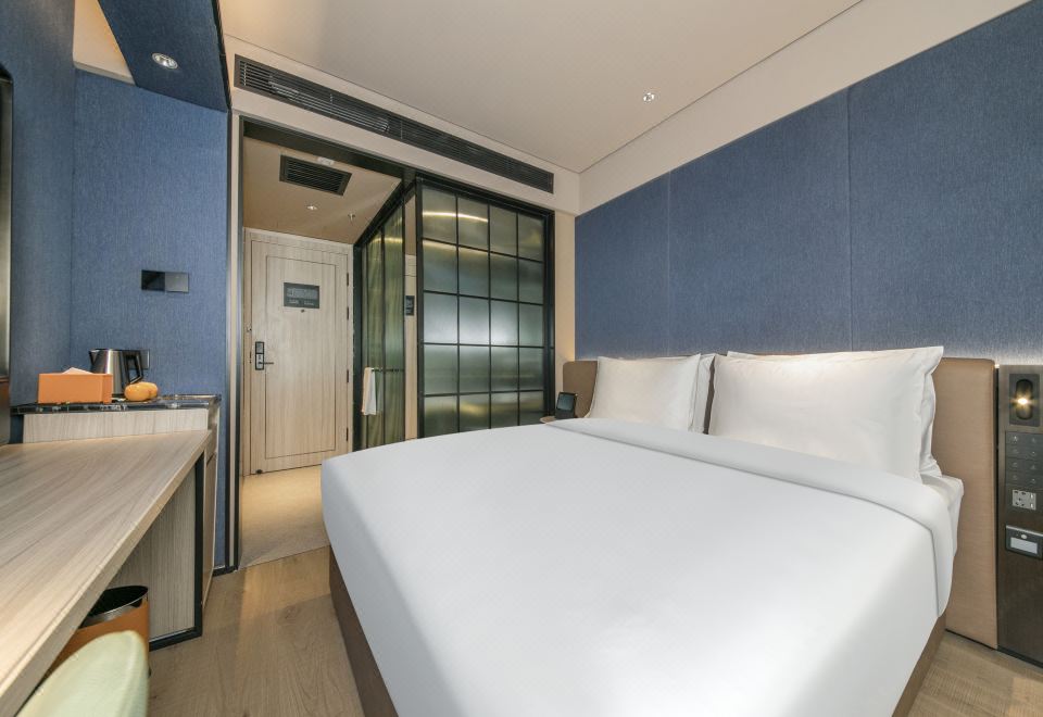 高级大床房（小冰箱+智能客控+手机投屏）