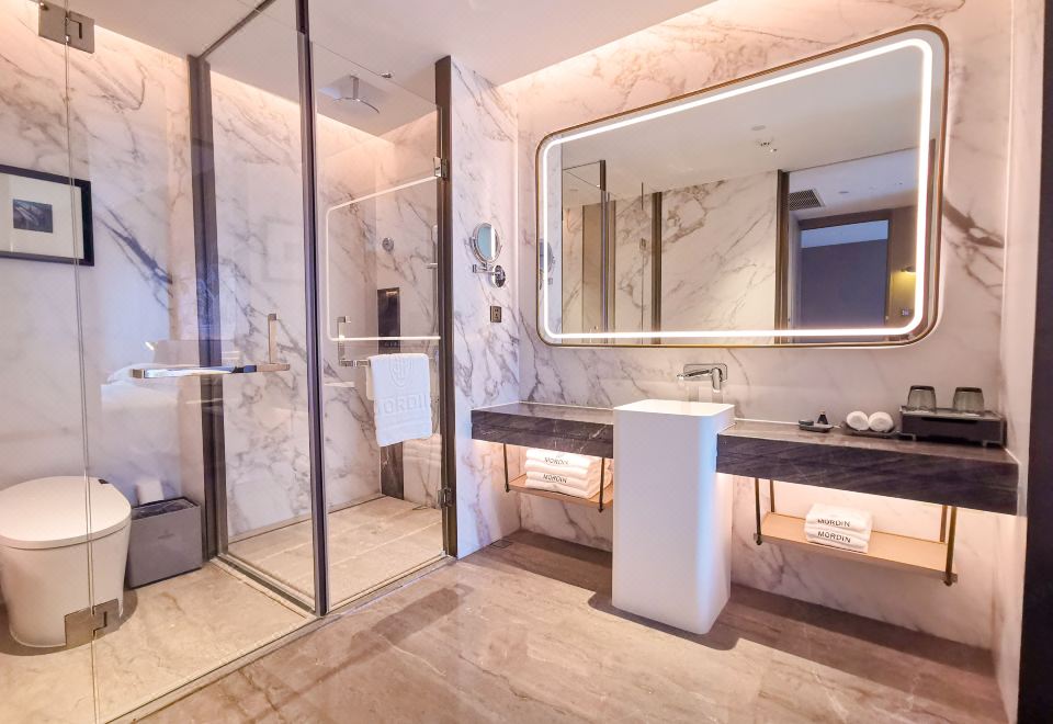 行政湖景大床房