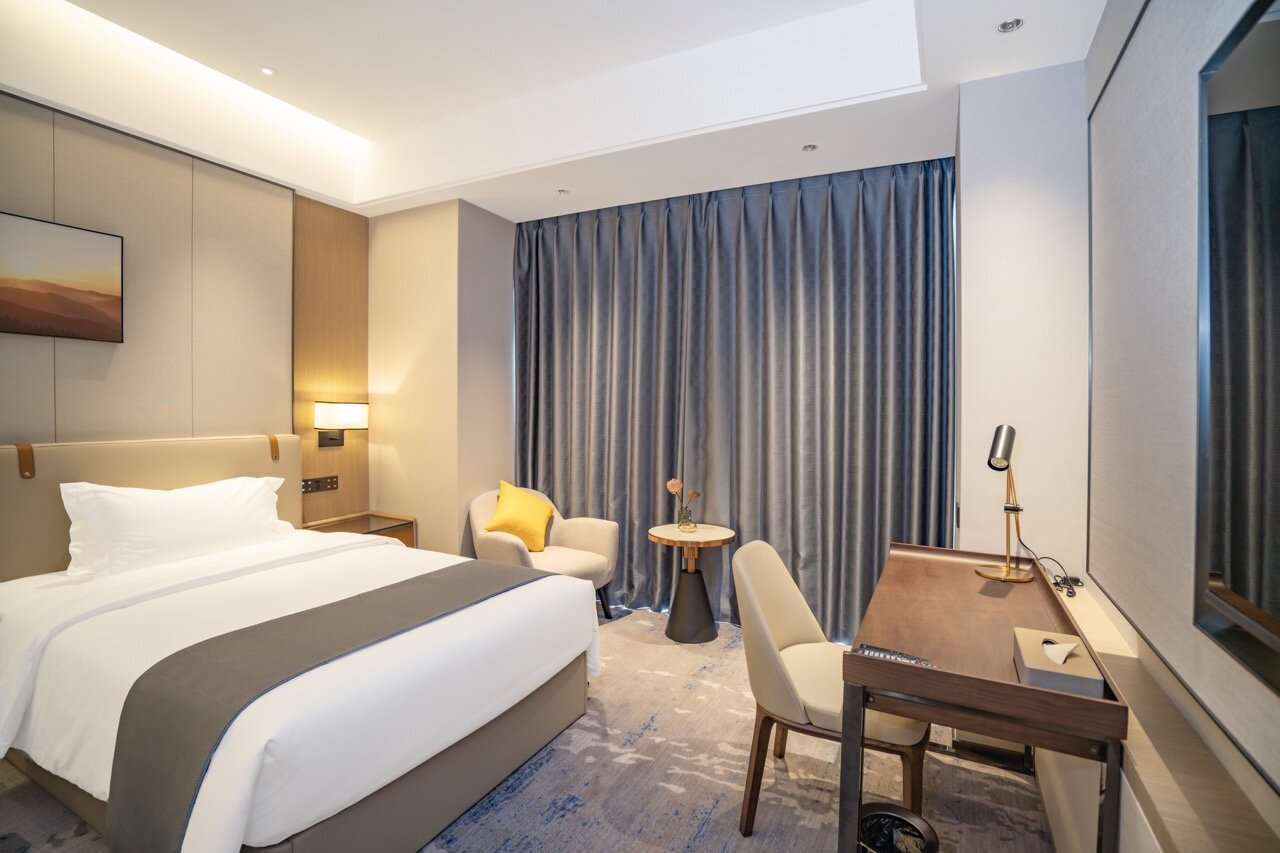 行政大床房【深睡舒眠床垫+舒睡羽绒被+现代简约沙发】