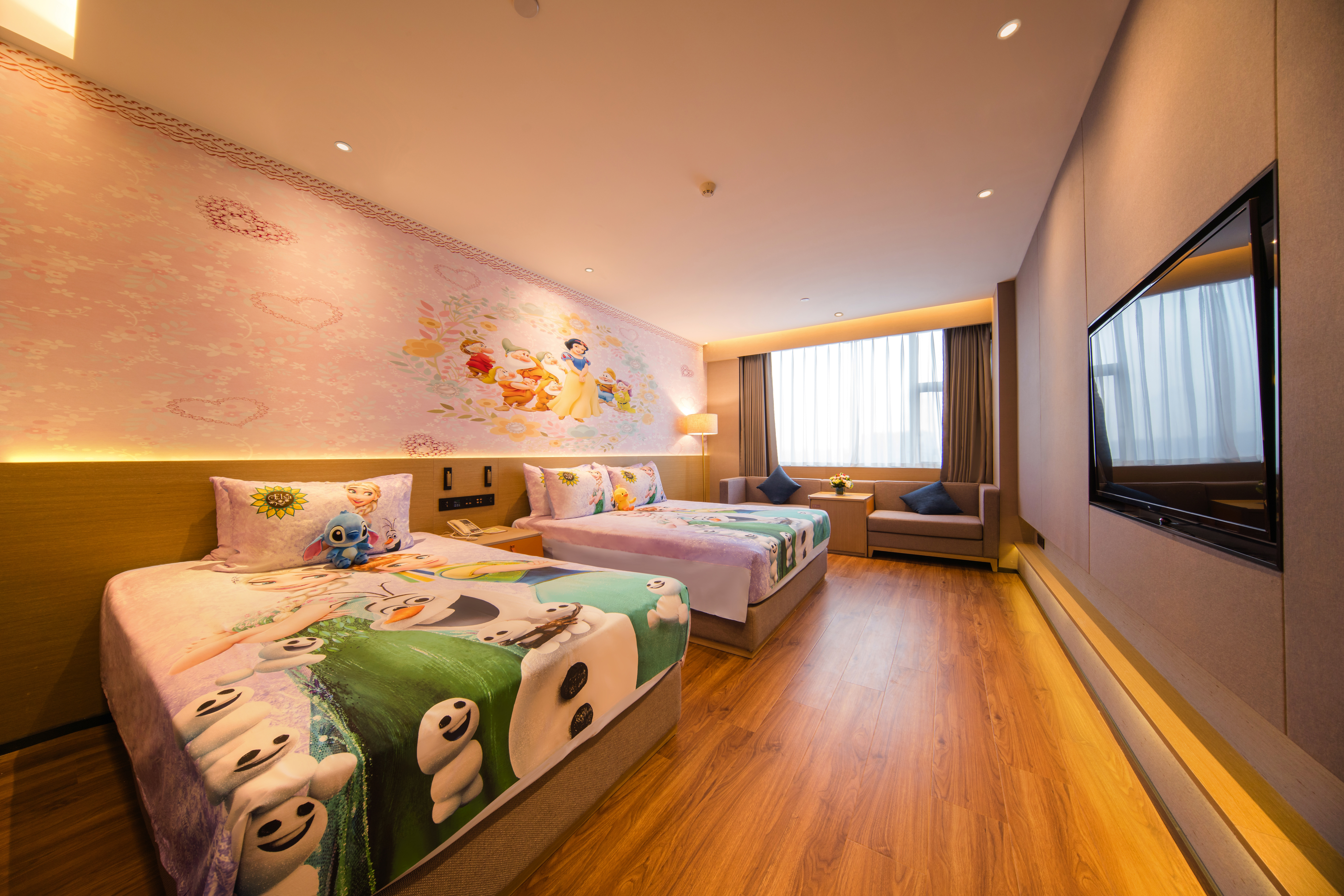 高空城景主题亲子房〔大小床+电动窗帘+休息沙发茶座+小童浴袍+乾湿分离〕