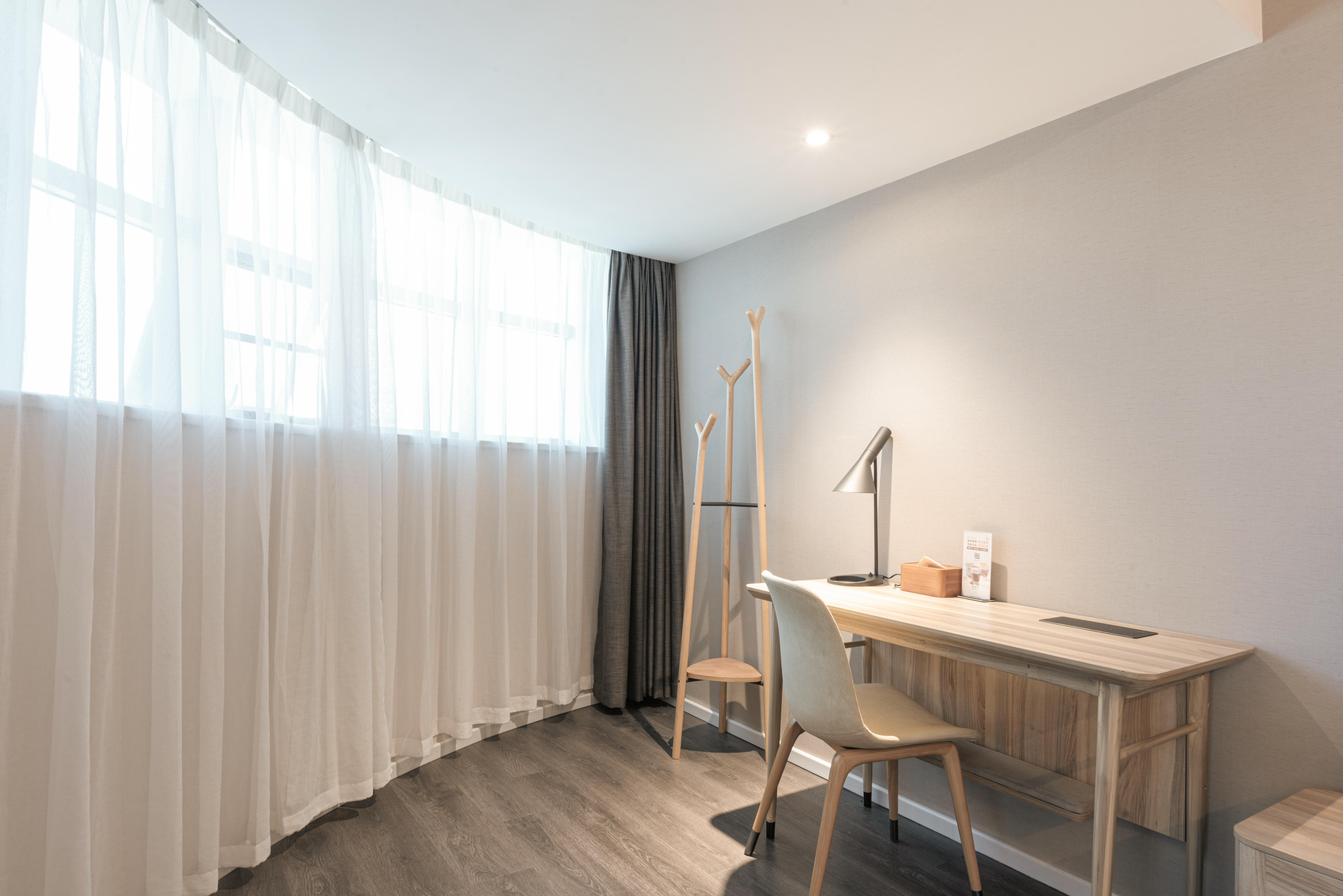 HanTing Premium Hotel (Kunming Donghua)大床房【金可儿床垫+电视投屏】