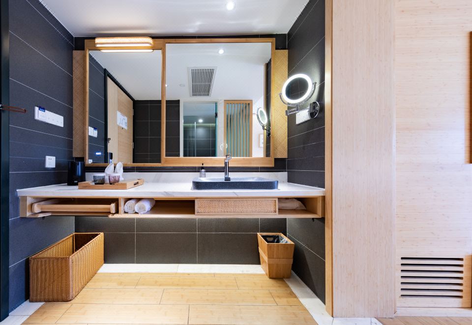 Jianguo HIDDEN Hotel (Kunming Dianchi Haigeng Park)Yonghuangguzhu Grand Bedroom (Viewing Balcony)