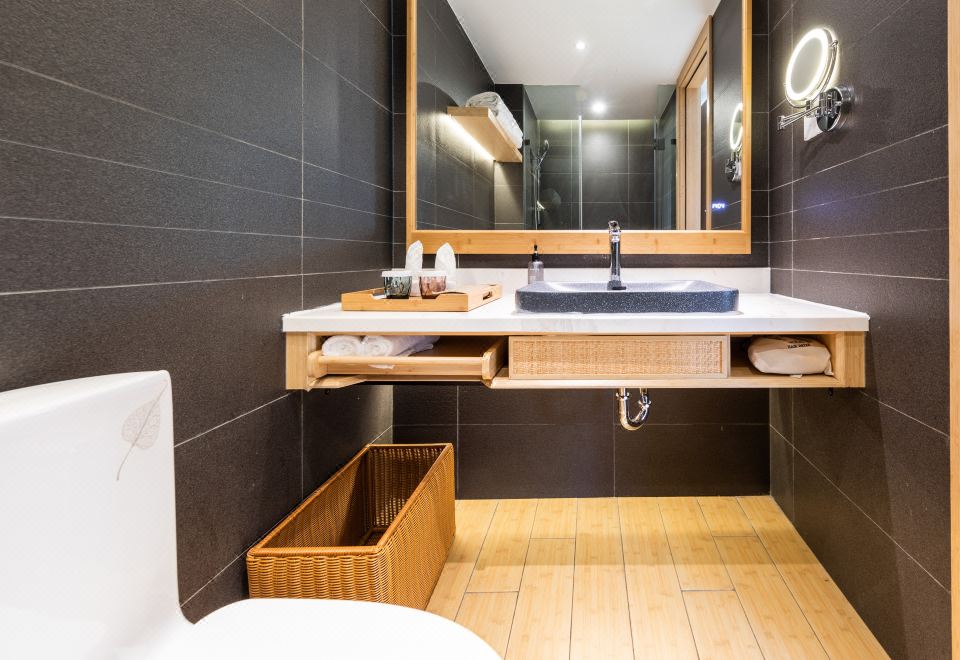 Jianguo HIDDEN Hotel (Kunming Dianchi Haigeng Park)Yonghuangguzhu Grand Bedroom (Viewing Balcony)