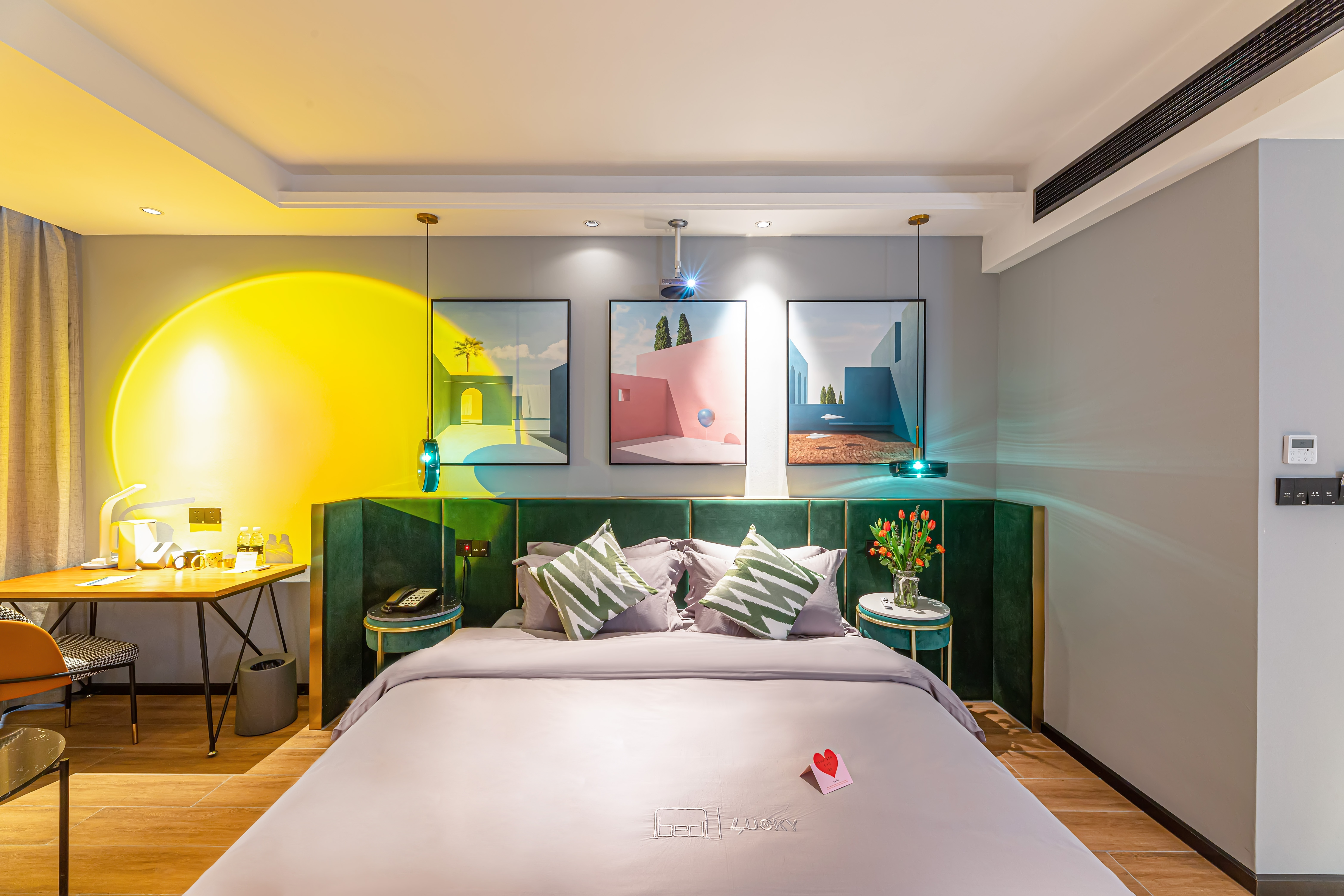 行政大床房（极米巨幕投影+浪漫泡泡浴+轻奢乳胶床垫）