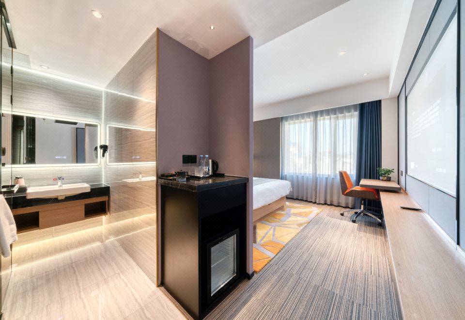 巨幕观影豪华大床房（极米百寸1080P投影+智能马桶+小冰箱）