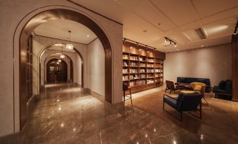 There is another room that has bookshelves and an entrance to the library on one side at Foshan Lushan Hotel (Shunde Qinghuiyuan)