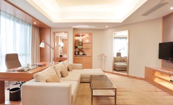 The living room is spacious and features two sofas, as well as an open concept area for the rest of the space at Howard Johnson Sunshine Plaza Ningbo