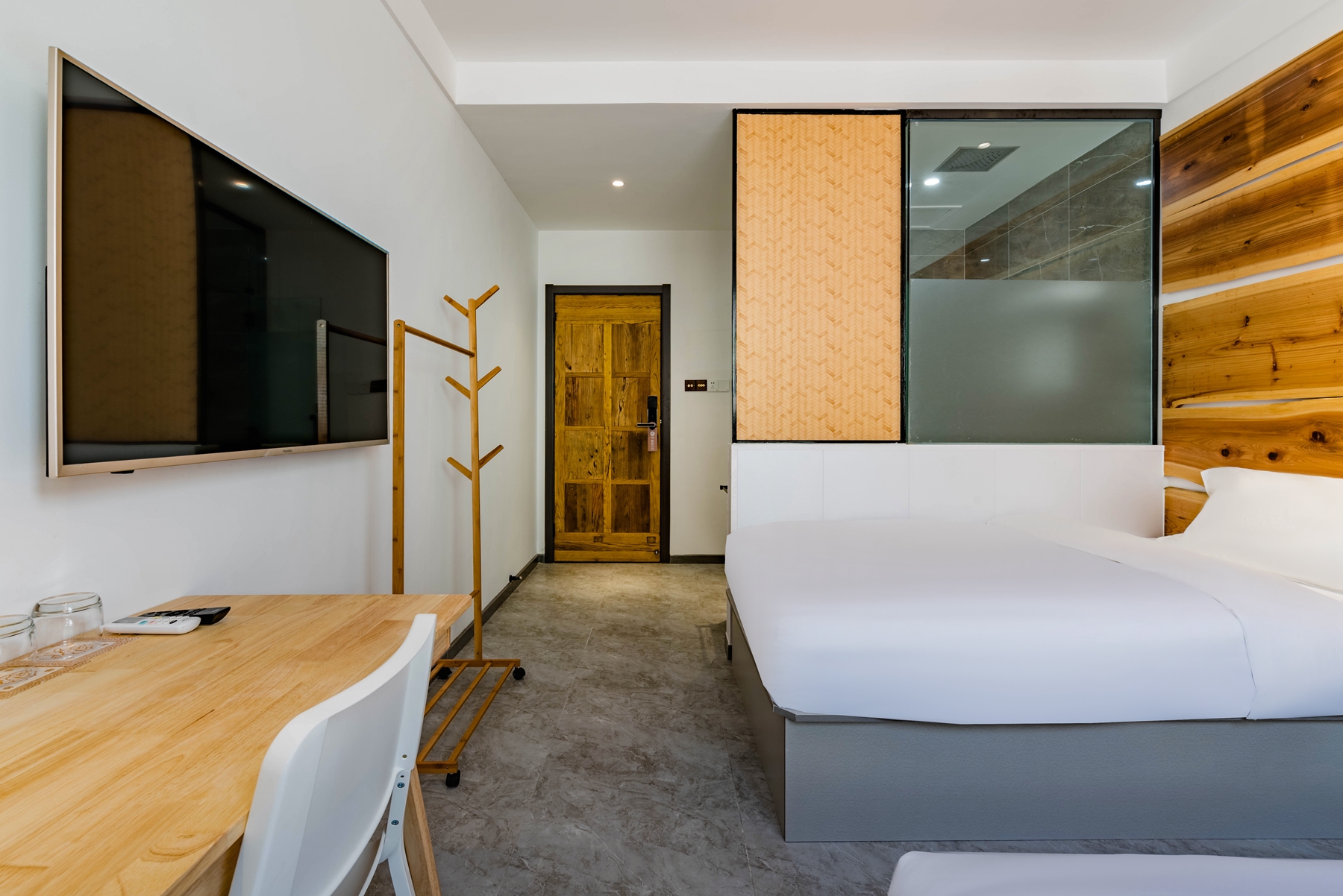 静居标准间（静谧深睡+休闲桌椅+木质衣架）