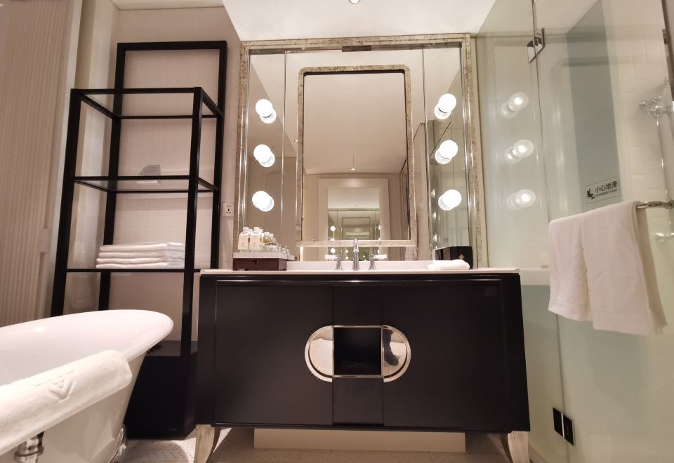 Jinling ResortLakeside Garden Double Bed Room