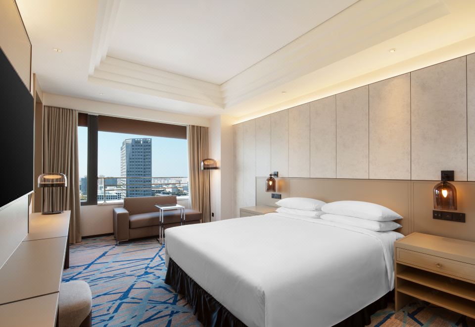 Renaissance Shanghai Caohejing HotelClub lounge access, 1 Bedroom Suite, 1 King, City view