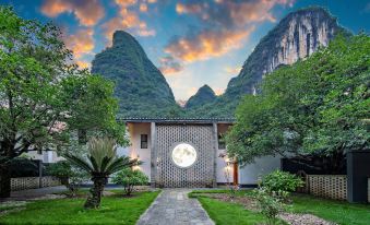 Moon Villa (Yangshu Ten-mile Gallery Yulong River)