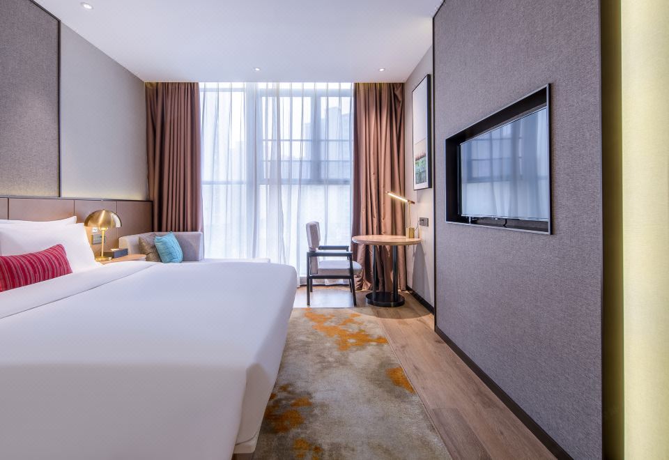 高級大床房（落地飄窗+辦公桌椅）