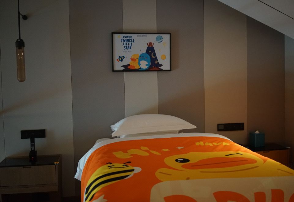 Courtyard by Marriott PinghuDuplex Family Room With Lake View