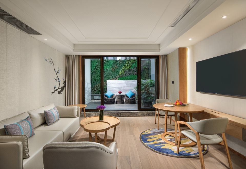 Crowne Plaza Shanghai Nanjing Road2 Twin Bed 1 Bedroom Courtyard Suite