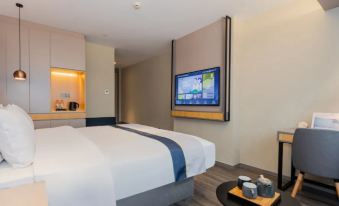 The room at Hotel Cascade Resort Spa Kazbegi includes a bed or beds at Home Inn (Shanghai Pudong Airport)