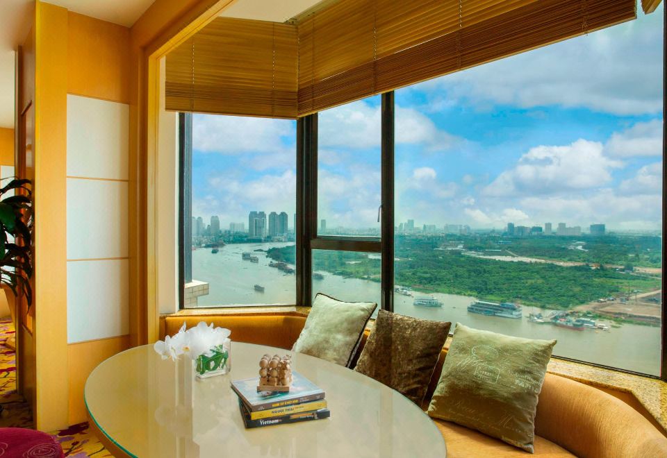 Renaissance Riverside Hotel SaigonR Club Room