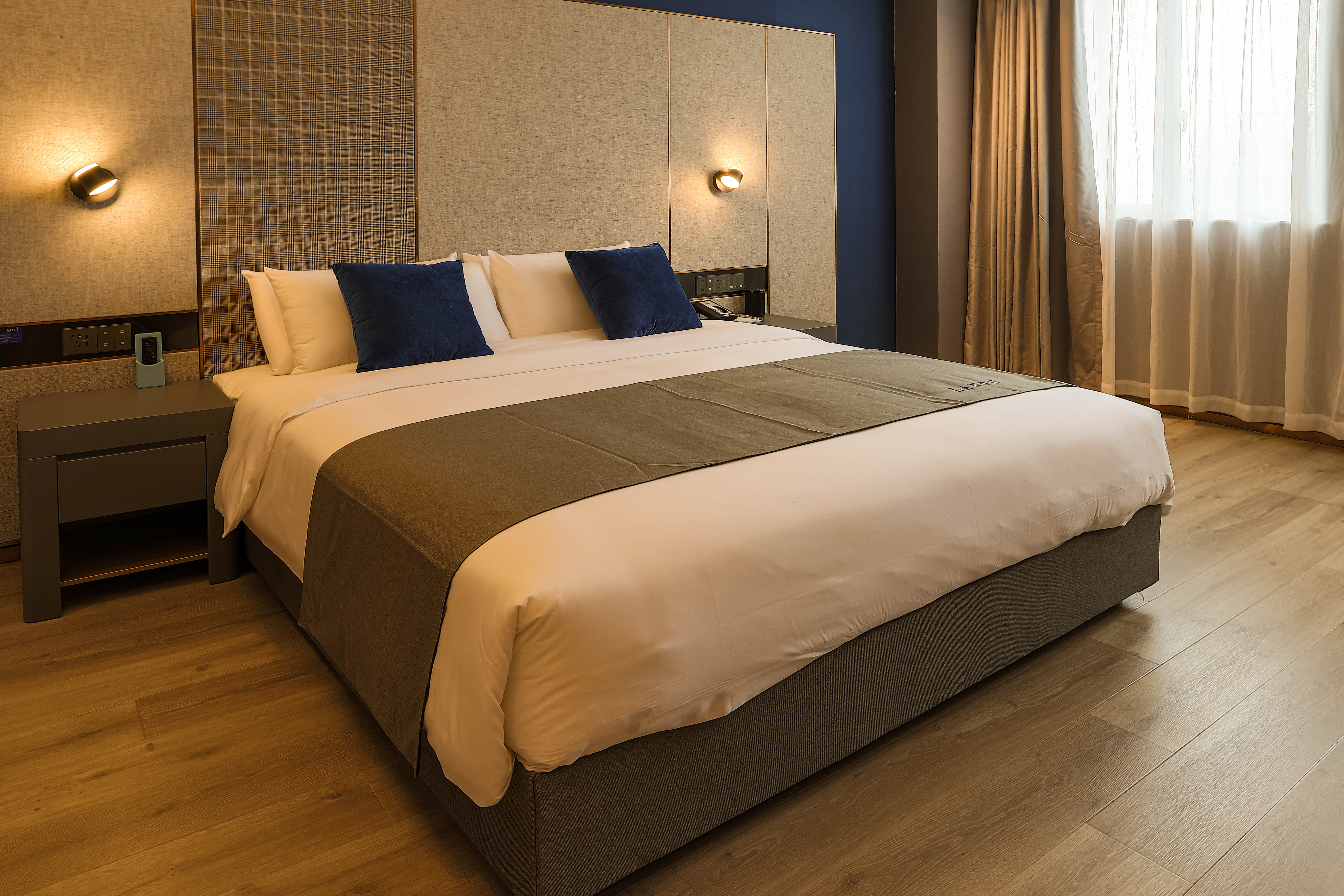 兰欧豪华大床房（全屋智能语音控制+小冰箱）